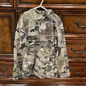 Under Armour size Medium camo sweater